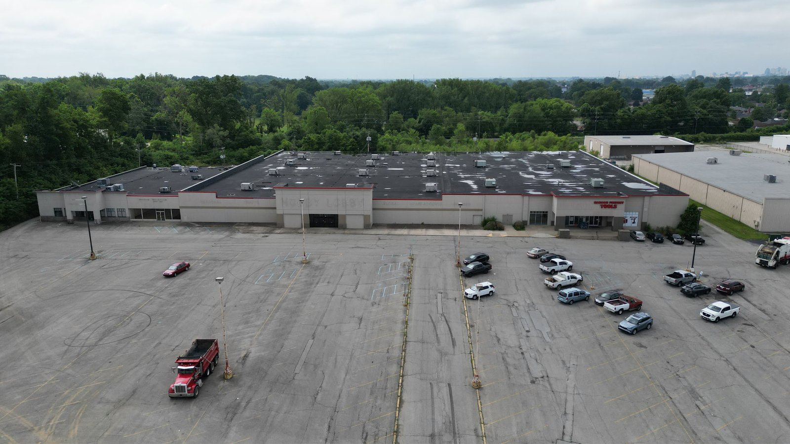Clarksville Plaza - E. Lewis and Clark Parkway